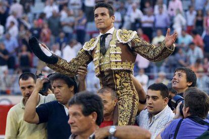José María Manzanares sale a hombros de la Monumental de Barcelona en 2010.