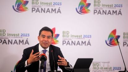 El economista jefe del Banco Interamericano de Desarrollo (BID), Eric Parrado, habla en una rueda de prensa este domingo, en Ciudad de Panamá (Panamá).