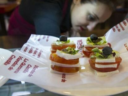 Tapas en un puesto del cordobés mercado Victoria.