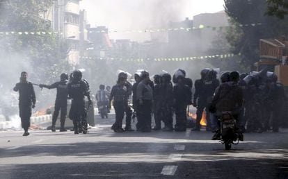 Polic&iacute;as intentan controlar los disturbios durante una manifestaci&oacute;n de ciudadanos iran&iacute;es en Teher&aacute;n.