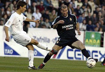 Zidane trata de interceptar un pase de Álvaro.