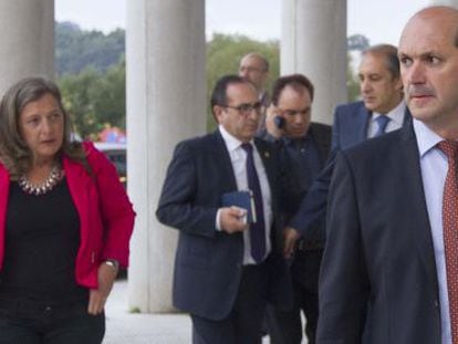 Louzán, primero por la derecha, a la entrada de los juzgados en una de sus comparecencias.