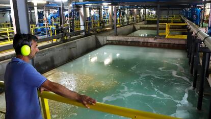 Un operario observa el proceso de desalinización del agua en la planta del Prat, en junio.