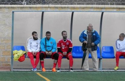 Ayoub El Khazzani, el primero por la izquierda, en el banquillo de su equipo de f&uacute;tbol en Algeciras en 2015.