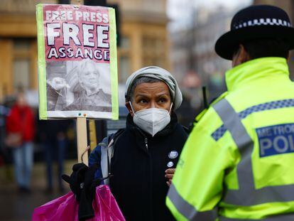Una mujer pide la liberación de Julian Assange, este miércoles a las afueras del tribunal londinense de Old Bailey.