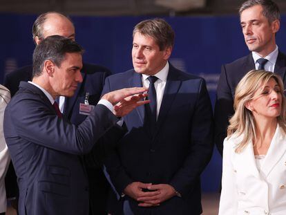El presidente del Gobierno en funciones, Pedro Sánchez (izquierda), hace gestos en la Cumbre Social Tripartita. A la derecha, la vicepresidenta y ministra de Trabajo en funciones, Yolanda Díaz.