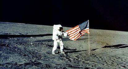 Charles P. Conrad, astronauta de la tripulación 'Apolo 12', caminando por la superficie de la luna en 1969.