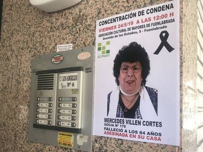 Cartel anunciando una concentración de condena por el asesinato de Mercedes Villén Cortés, colocado en el portal de su casa. 