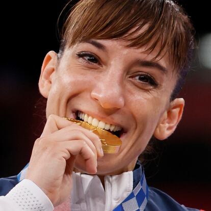 -FOTODELDÍA- TOKIO (JAPÓN), 05/08/2021.- La española Sandra Sánchez celebra en el podio tras ganar la medalla de oro en Kata femenino de karate durante los Juegos Olímpicos de Tokio 2020, en el estadio Nippon Budokan en Tokio (Japón). EFE/ Lavandeira Jr