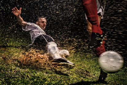 El detalle en la resolución de la imagen consigue una experiencia cada vez más cercana al juego. Las briznas del césped parecen saltar al sofá.