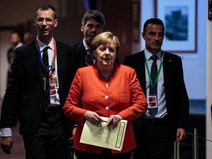 La canciller alemana, Angela Merkel, se dirige a una conferencia de prensa durante la cumbre europea de esta semana en Bruselas.