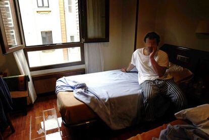 Walid Ibrahim Abu Hijazi, en la habitación de hotel en que vivió durante los primeros meses en España tras su salida de Guantánamo.