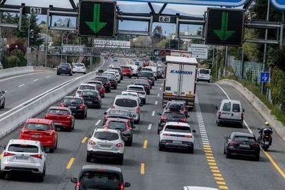 Tráfico en la autovía A-6, en las cercanías de Madrid, este viernes, en el comienzo de la operación salida de Semana Santa 2022.