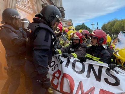 Protesta de bomberos comarcales el pasado viernes en Pontevedra, en una imagen cedida.