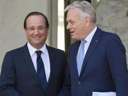 Hollande y Ayrault en el Eliseo tras el seminario celebrado este lunes.