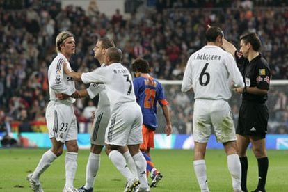 El árbitro expulsa a Beckham durante el partido del domingo en el Bernabéu ante el Valencia.