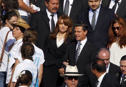 El candidato presidencial del PRI, Enrique Pena Nieto y su esposa Angelica Rivera, llegan al parque donde el Papa va a celebrar la misa.
