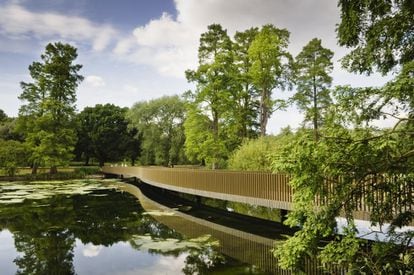 Esta pasarela en los jardines Kew de Londres, proyectada por el arquitecto minimalista John Pawson, ha sido alabada por su brillo de purpurina en bronce y su serpenteante ligereza escultural.