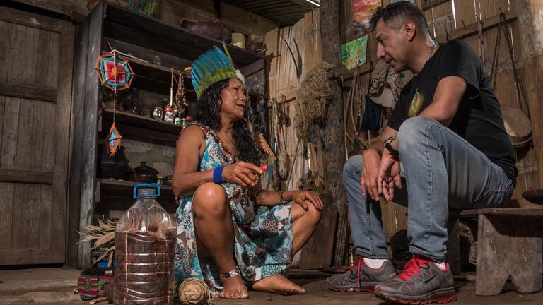 Una mujer indígena experta en plantas medicinales de Ecuador, charla con Omar Vacas Cruz, etnobotánico e investigador independiente.