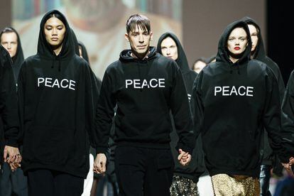 El paseo final del desfile de la Semana de la Moda de Berlín del diseñador alemán Kilian Kerner, en el centro de la imagen con varias modelos, se hizo con un mensaje claro, la palabra “paz”, en las sudaderas de capucha.
