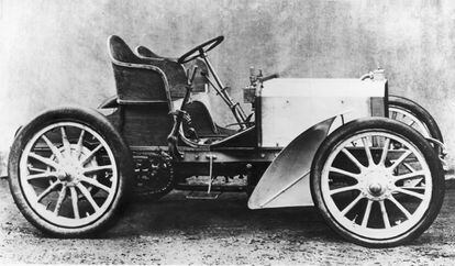 Este que ven aquí fue nada menos que el primer coche que sel llamó Mercedes: el 35HP, de 1901