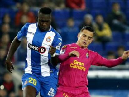 Caicedo pelea el bal&oacute;n con Roque Mesa. 