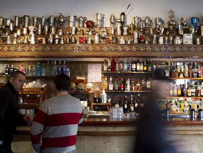 Las cafeteras antiguas destacan por encima de la barra del bar La Habanilla, en Sevilla. 