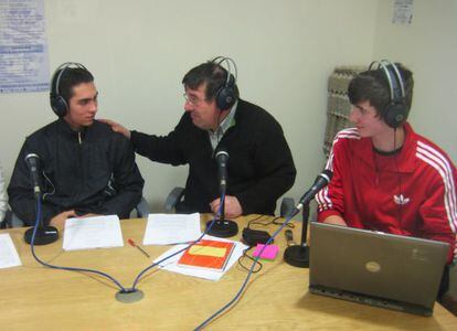 El profesor Bernardo Penabade, en el centro, con dos de sus alumnos en el programa de radio que realiza.