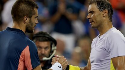Nadal y Coric estrechan la mano tras la conclusión del partido en Cincinnati.
