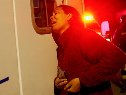 Viangly, una migrante venezolana, se lamenta tras el incendio del Instituto Nacional de Migración en Ciudad Juárez.