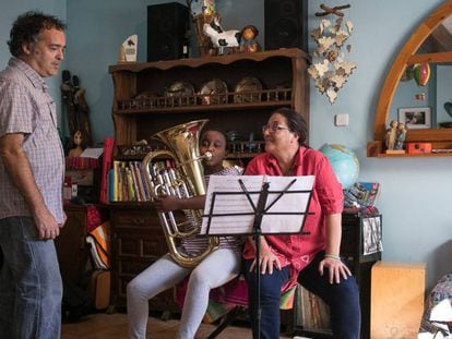 Martha toca el bombardino junto a sus padres Lluis y Esther en su casa de Cornellá.