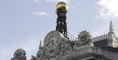 Reloj en la fachada de la sede del Banco de Espa&ntilde;a, en Madrid.