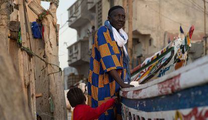 El profesor Séne en el barrio de pescadores Guet Ndar de Saint Louis (Senegal), donde nació hace 68 años.