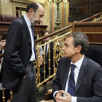 Rubalcaba y Zapatero, durante el pleno del Congreso.