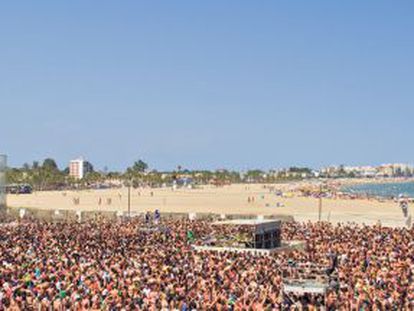 Escenario en la playa en el Arenal Sound, en Buriana, Castell&oacute;n.