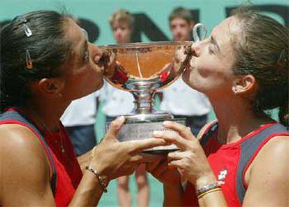 Virginia Ruano, derecha, y Paola Suarez besan el trofeo parisino tras ganar a la pareja rusa  Kuznetsova- Likhovtseva.