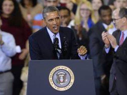 El presidente estadounidense, Barack Obama, habla para promover un aumento en el salario mínimo, en la Universidad Central de Connecticut, en New Britain (EE.UU.).