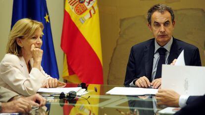 Zapatero y Salgado durante la reunión convocada de urgencia por el ataque de los mercados a la deuda española.