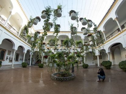 El patio de Museo Arqueológico de Córdoba acogía en 2022 la obra del artista francés Patrick Nadeau 'La forma de un florero'