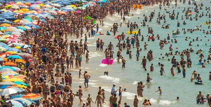 Bañistas en una playa de Benidorm en julio.