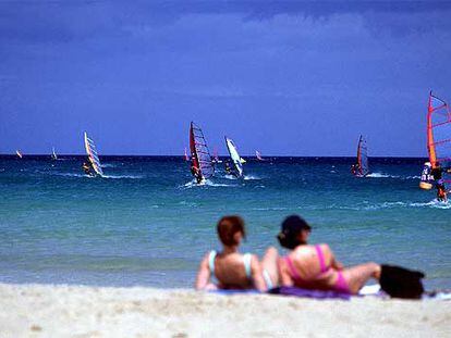 Bañistas y surfistas disfrutan de la playa de Barca, en la península de Jandía (Fuerteventura).