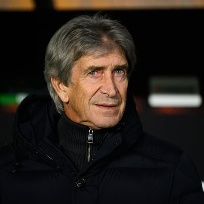 Prague (Czech Republic), 30/11/2023.- Head coach of Real Betis Manuel Pellegrini looks on during the UEFA Europa League group C match between Sparta Prague and Real Betis in Prague, Czech Republic, 30 November 2023. (República Checa, Praga) EFE/EPA/VLASTIMIL VACEK
