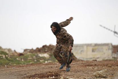 Un miliciano sirio herido se apoya en su rifle. 