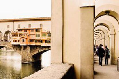 Arcada del Corredor Vasariano, junto al Ponte Vecchio de Florencia.