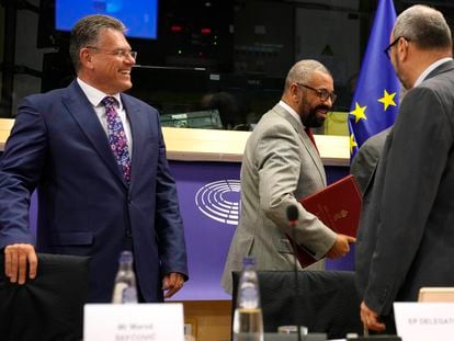 El vicepresidente de la Comisión Europea para Relaciones Interinstitucionales, Maros Sefcovic, en la izquierda de la imagen, y el ministro británico de Exteriores, James Cleverly, en el centro de la fotografía.