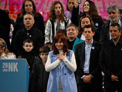 Cristina Kirchner saluda durante un mitin en homenaje a su marido, el expresidente Néstor Kirchner acompañada por los ministros Eduardo de Pedro (al centro a la derecha) y Sergio Massa (derecha), el 25 de mayo de 2023.