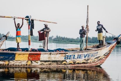 Los pescadores de la barca Believe, minutos después de llegar a la playa. En Ghana hay casi tres millones de personas que dependen de la pesca a pequeña escala para su sustento. Este medio de vida está en grave peligro, en gran parte debido a la pesca ilegal, según denuncia una investigación de la organización Environmental Justice Foundation (EJF).
