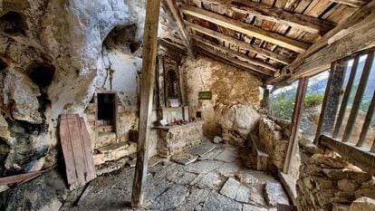 Interior de la ermita de San Juan de Socueva.