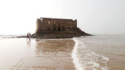 Ruinas de Casamar
(Port Victoria), puesto comercial británico 
de finales del XIX. 