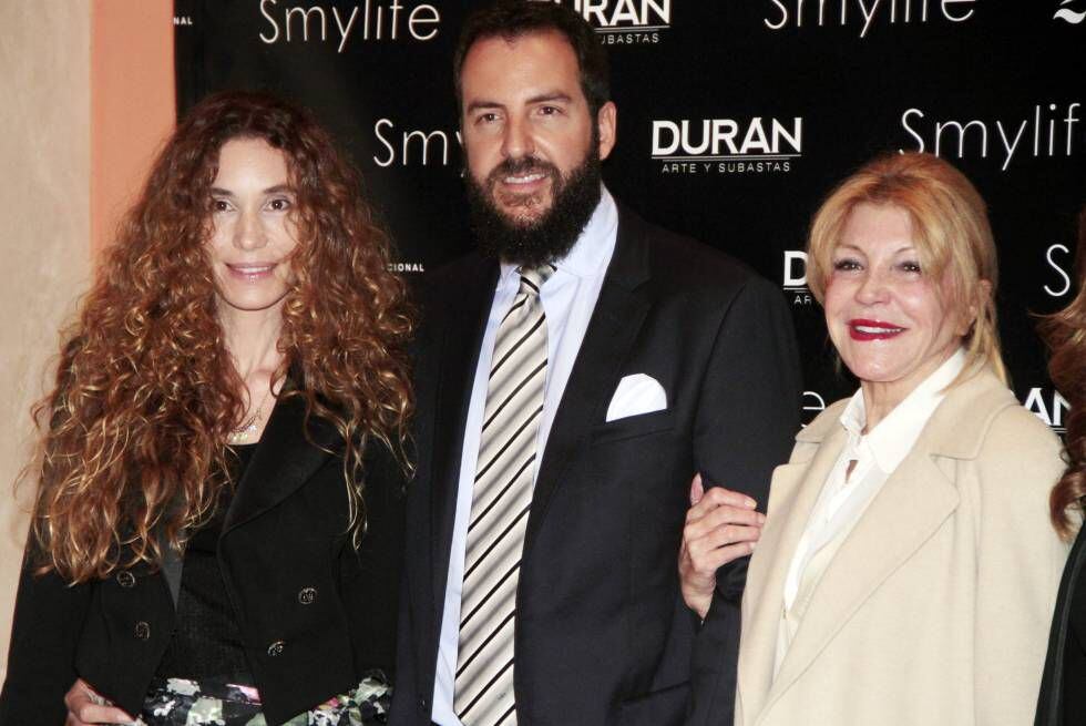 Carmen Thyssen con su hijo Borja y su mujer, Blanca Cuesta, en 2017 en la presentación de una exposición del Museo Thyssen en Madrid.